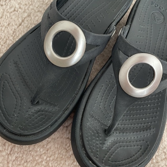 Crocs Women's Sanrah O-Ring Wedge Flip Black & Silver Thong Sandals size 6 - Picture 2 of 6